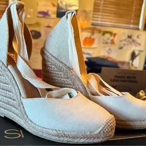 Shoe Dazzle Cream Espadrille Wedges